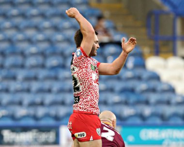 Leopar Leoparlar 'dan Ben McNamara, 29 Mayıs 2025' te İngiltere 'nin Huddersfield Stadyumu' nda oynanan Betfred Süper Lig 13. Raundu 'nda Huddersfield Giants - Leigh Leopards maçında denemesini kutluyor.