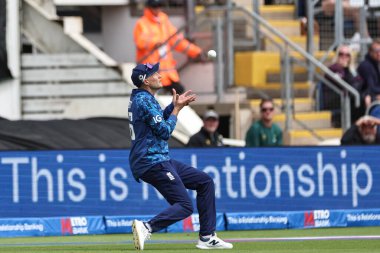 İngiltere 'den Joe Root, 2. Metro Bankası ODI İngiltere ile Batı Hint Adaları arasında 1 Haziran 2025' te Sofya Bahçeleri Kriket Sahası 'nda Gudakesh Motie' yi yakaladı.