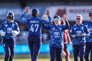 İngiltere 'den Sophia Dunkley, 30 Mayıs 2025' te Derbyshire County Kriket Kulübü 'nde oynanan Uluslararası Metro Bankası Bir Gün Uluslararası İngiltere Kadınlar ve Batı Hint Adaları karşılaşmasında Jahzara Claxton' ın yakalanmasını kutluyor.