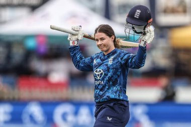 İngiltere 'den Tammy Beaumont Batı Hint Adaları' ndan Cherry-Ann Fraser tarafından bir gün oynanan Uluslararası Metro Bankası karşılaşmasında mağlup edildikten sonra İngiltere 'nin Derbyshire İlçesi Kriket Kulübü' nde Batı Hint Kadınlarına karşı Batı Hint Adaları