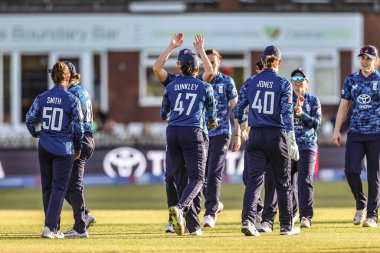 İngiltere 'den Sophia Dunkley, 30 Mayıs 2025' te Derbyshire County Kriket Kulübü 'nde oynanan Uluslararası Metro Bankası Bir Gün Uluslararası İngiltere Kadınlar ve Batı Hint Adaları karşılaşmasında Afy Fletcher' ın yakalanmasını kutluyor.