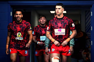 Leopar Leoparlardan David Armstrong ve Leigh Leoparlarından Darnell McIntosh, 29 Mayıs 2025 'te Birleşik Krallık' ın Huddersfield Stadyumu 'nda oynanan Betfred Süper Lig 13. Raundu Huddersfield Giants - Leigh Leopards maçından önce ısınmak için dışarı çıktılar.