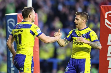 Warrington Wolves 'tan Ben Currie, Warrington Wolves' tan Marc Sneyd ile 30 Mayıs 2025 'te Halliwell Jones Stadyumu, Warrington, İngiltere' de oynanan 13.