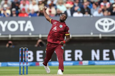 Batı Hint Adaları 'ndan Matthew Forde, 29 Mayıs 2025' te İngiltere 'nin Edgbaston, Birmingham, İngiltere' de Batı Hint Adaları 'na karşı 1. Metro Bankası' nda topu teslim etti.