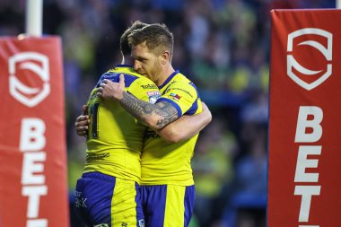 Warrington Wolves 'tan Ben Currie, Warrington Wolves' tan Marc Sneyd ile 30 Mayıs 2025 'te Halliwell Jones Stadyumu, Warrington, İngiltere' de oynanan 13.