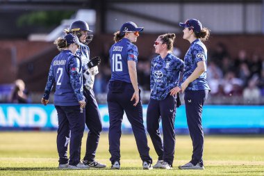 İngiltere 'den Linsey Smith, 30 Mayıs 2025' te Derbyshire County Kriket Kulübü 'nde oynanan Uluslararası İngiltere Kadınlar ve Batı Hint Adaları karşılaşmasında Batı Hint Adaları' ndan Mandy Mangru 'nun kalesini kutluyor.