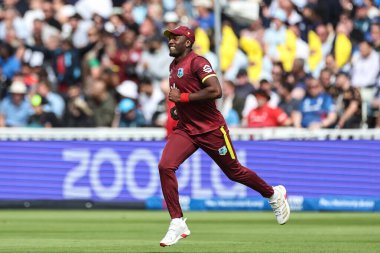 Batı Hint Adaları 'ndan Jayden Seales, İngiltere' nin Jos Buttler 'ının 29 Mayıs 2025' te Edgbaston, Birmingham 'da Batı Hint Adaları' na karşı 1. Metro Bank ODI İngiltere 'sinde yakalanmasını kutluyor.