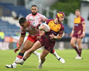 Huddersfield Giants 'dan George Flanagan, Leigh Leopards' dan Joe Ofahengaue 'ye, John Smith' in 29 Mayıs 2025 'teki Stadyumu' nda oynanan 13. Huddersfield Giants - Leigh Leopards maçında sırtını döndü.