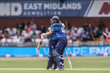 İngiltere 'den Amy Jones, 30 Mayıs 2025' te Derbyshire İlçe Kriket Kulübü 'nde oynanan Uluslararası Metro Bankası Bir Gün Uluslararası İngiltere Kadınlar Batı Hint Adalarına Karşı karşılaşmasında yarım yüzyıl (50 koşu) kutluyor.