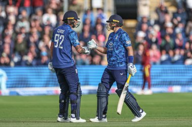 İngiltere 'den Joe Root, 1 Haziran 2025' te Sophia Gardens Cricket Ground, Cardiff, İngiltere 'de 2. Metro Bank ODI İngiltere - Batı Hint Adaları karşılaşmasında İngiltere' den Brydon Carse ile yüzyıllık (150 koşu) zaferini kutluyor.