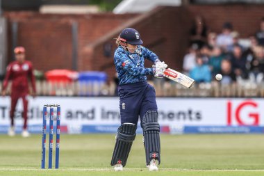 İngiltere 'den Tammy Beaumont, 30 Mayıs 2025' te Derbyshire İlçesi Kriket Kulübü 'nde İngiltere - Batı Hint Adaları Kadınlar - Batı Hint Adaları Uluslararası müsabakasında dört koşu için topa vuruyor.
