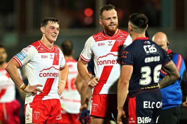 Hull KR 'dan Jack Broadbent ve Hull KR' dan Joe Burgess, 30 Mayıs 2025 'te İngiltere' nin Hull kenti üzerinde Kingston 'da oynanan Sewell Group Craven Park' ta oynanan Betfred Süper Lig 13. Raundunda St. Helens Deon Cross ile konuştular.