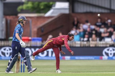 Batı Hint Adaları 'ndan Afy Fletcher, 30 Mayıs 2025' te Derbyshire County Kriket Kulübü 'nde İngiltere - Batı Hint Adaları' na karşı İngiltere Uluslararası Metro Bankası maçı sırasında topu teslim etti.