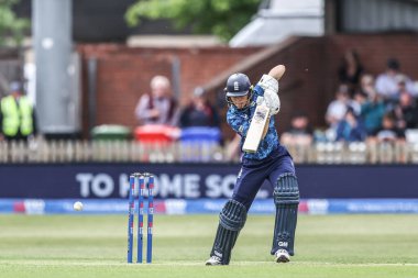 İngiltere 'den Amy Jones, 30 Mayıs 2025' te Derbyshire County Kriket Kulübü 'nde İngiltere - Batı Hint Adaları Kadınlar Karşılaşması' nda Metro Bank One Day International maçında bir koşu için topa vuruyor.