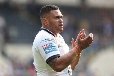 Leeds Rhinos 'tan Sam Lisone, 31 Mayıs 2025' te Headingley Stadyumu 'nda oynanan 13. Betfred Süper Lig karşılaşmasında taraftarları alkışlıyor.