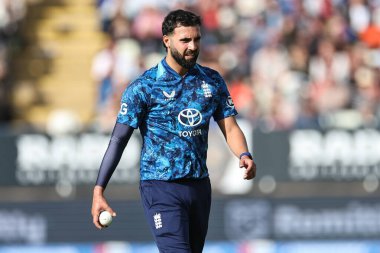 İngiltere 'den Saqib Mahmood, 29 Mayıs 2025' te İngiltere 'nin Edgbaston, Birmingham' da Batı Hint Adaları 'na karşı 1. Metro Bankası sırasında topu teftiş eder.