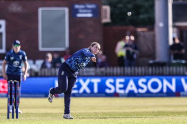 İngiltere 'den Alice Capsey, 30 Mayıs 2025' te Derbyshire İlçe Kriket Kulübü 'nde oynanan Uluslararası İngiltere Bayanlar ve Batı Hint Adaları karşılaşmasında topu teslim ediyor.