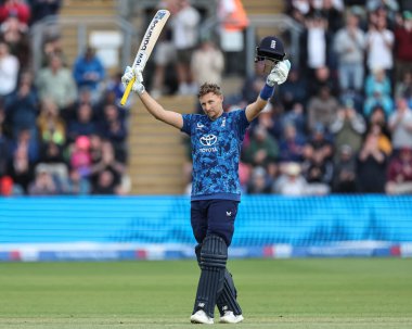 İngiltere 'nin Joe Root' u 1 Haziran 2025 'te Sofya Bahçeleri Kriket Sahası, Cardiff' te 2.