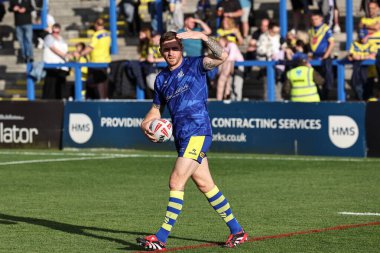 Warrington Wolves takımından Marc Sneyd, 30 Mayıs 2025 'te İngiltere' nin Halliwell Jones Stadyumu 'nda oynanan 13. Betfred Süper Lig karşılaşmasında ısınma turunda Warrington Wolves Castleford Tigers' a karşı.