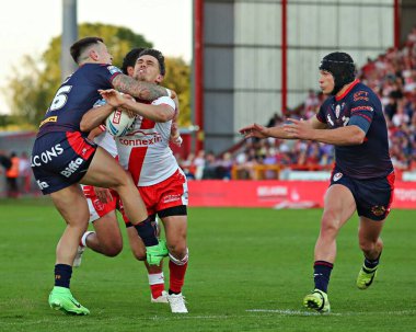 St. Helens Deon Cross, Betfred Süper Lig 13. Raundu 'nda Hull KR ile St Helens arasında oynanan Sewell Group Craven Park, Kingston üzerine Hull, Birleşik Krallık maçında Hull KR' dan Arthur Morgue 'u yendi.