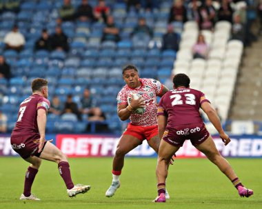 Fanitesi Niu, Betfred Süper Lig 13. Raundundan önce Adam Clune ve Taane Milne 'da koşuyor. Huddersfield Giants, Leigh Leopards' a karşı John Smith Stadyumu, Huddersfield, Birleşik Krallık, 29 Mayıs 2025