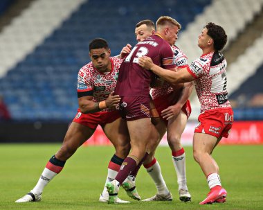 Joe Ofahengaue, Frankie Halton, Lachlan Lam Huddersfield Giants takımının oyuncusu Harry Rushton, Betfred Süper Lig 13. Raundda Huddersfield Giants 'a karşı Leoparlara karşı John Smith Stadyumu, Huddersfield, Birleşik Krallık, 29 Mayıs 2025