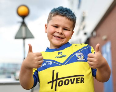 30 Mayıs 2025 'te İngiltere, Warrington' daki Halliwell Jones Stadyumu 'nda oynanan 13. Betfred Süper Lig karşılaşmasında saçı maviye boyanmış genç bir Wire taraftarı.