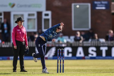 İngiltere 'den Charlie Dean, 30 Mayıs 2025' te Derbyshire İlçe Kriket Kulübü 'nde İngiltere - Batı Hint Adaları Kadınlar Karşılaşması' nda topu veriyor.