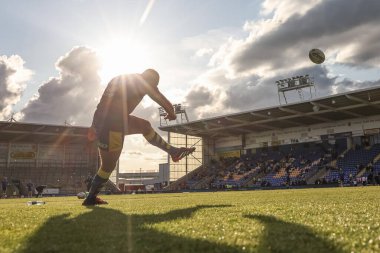 Warrington Wolves takımından Marc Sneyd, 30 Mayıs 2025 'te İngiltere' nin Halliwell Jones Stadyumu 'nda oynanan 13. Betfred Süper Lig karşılaşmasında ısınma turunda Warrington Wolves Castleford Tigers' a karşı.