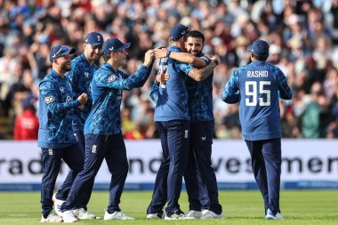 İngiltere 'den Brydon Carse ve İngiltere' den Saqib Mahmood, 29 Mayıs 2025 'te İngiltere Edgbaston, Birmingham' da Batı Hint Adaları 'na karşı 1.