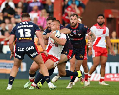 St. Helens takımından Alex Walmsley, Hull KR 'dan Mikey Lewis' i 13. Betfred Süper Lig karşılaşmasında yendi. Hull KR, St Helens 'e karşı Sewell Group Craven Park, Kingston upon Hull, Birleşik Krallık, 30 Mayıs 2025
