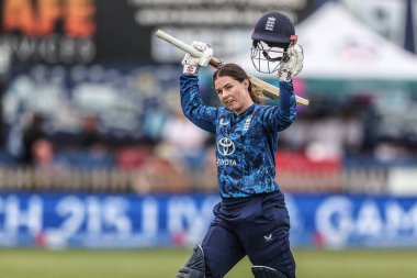 İngiltere 'den Tammy Beaumont, Batı Hint Adaları' ndan Cherry-Ann Fraser tarafından 1 Gün Uluslararası Metro Bankası 'nda oynanan İngiltere - Batı Hint Adaları Kadınlar Kriket Kulübü - Derby, İngiltere