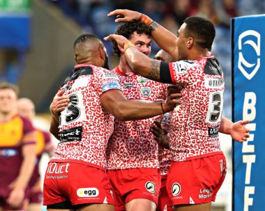 Leopar Leoparlar 'dan Isaac Liu, 29 Mayıs 2025' te John Smith Stadyumu, Huddersfield 'da oynanan Betfred Süper Lig 13. Raundda oynanan Huddersfield Giants - Leigh Leopards maçında maçın ilk denemesini kutluyor.