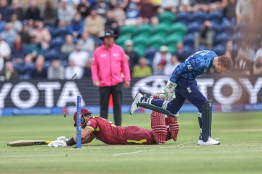 Batı Hint Adaları 'ndan Brandon King, 1 Haziran 2025' te Sophia Gardens Cricket Ground, Cardiff, Birleşik Krallık 'ta oynanan 2. Metro Bank ODI İngiltere - Batı Hint Adaları karşılaşmasında sahaya dalıyor.