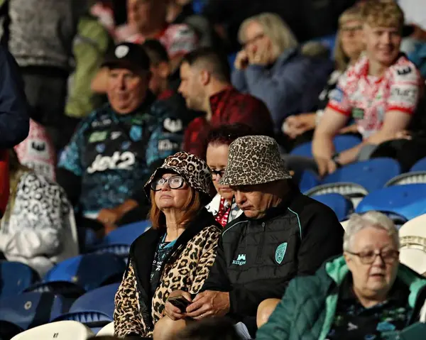 Betfred Süper Lig 13. Raundunda Leigh taraftarları John Smith Stadyumu 'nda Huddersfield Giants' a karşı Leigh Leopards maçında, 29 Mayıs 2025
