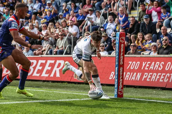 Leeds Rhinos takımından Riley Lumb, 31 Mayıs 2025 'te Leeds Stadyumu' nda oynanan 13. Betfred Süper Lig karşılaşmasında Leeds Rhinos 'a karşı Wakefield Trinity' yi deniyor.