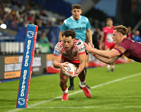 Leopar Leopar takımından Lachlan Lam, 29 Mayıs 2025 'te John Smith Stadyumu' nda oynanan 13. Betfred Süper Lig karşılaşmasında Huddersfield Giants - Leigh Leopards maçında gol attı.