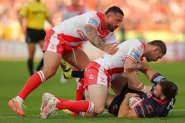 Hull KR 'dan Elliot Minchella ve James Batchelor, Betfred Süper Lig 13. Raundu' nda St. Helens 'tan Alex Walmsley' le oynadılar. Hull KR, St Helens 'e karşı Sewell Group Craven Park, Kingston on on on on Hull, Birleşik Krallık, 30 Mayıs 2025