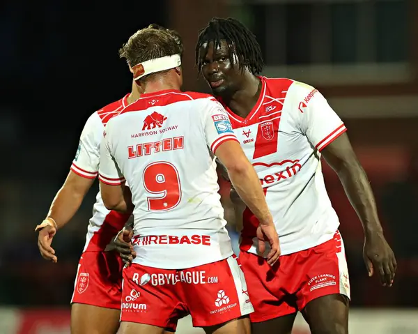 Hull KR 'dan Jez Litten ve Eribe Doro, 30 Mayıs 2025 tarihinde İngiltere' nin Hull kentinde oynanan Sewell Group Craven Park 'ta oynanan 13.