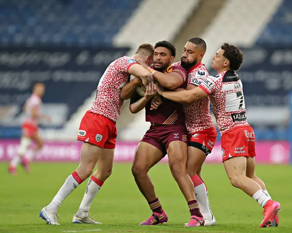 Taane Milne, Leigh Leoparları 'ndan Frankie Halton, Isaac Liu ve Lachlan Lam tarafından oynanan Betfred Süper Lig 13. Raundda Huddersfield Giants, Leoparlara karşı John Smith Stadyumu, Huddersfield, Birleşik Krallık' ta 29 Mayıs 2025 'te oynanan karşılaşmada yenildi.