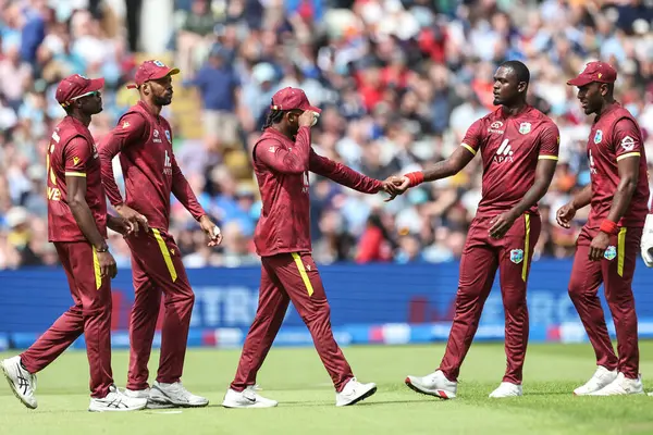 Batı Hint Adaları 'ndan Keacy Carty, İngiltere kaptanı Harry Brook' un 29 Mayıs 2025 'te İngiltere' nin Birmingham kentinde Batı Hint Adaları 'na karşı 1. Metro Bank ODI İngiltere' sinde takım arkadaşlarıyla yakalanışını kutluyor.