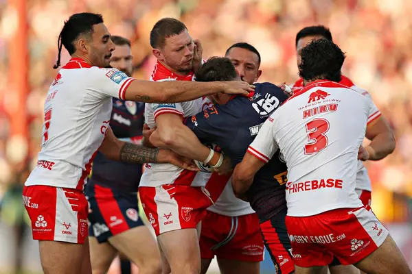 Tyrone May, James Batchelor, Elliot Minchella, Hull KR 'dan Peta Hiku St. Helens' ten Alex Walmsley, Betfred Süper Lig 13. Raundda Hull KR 'a karşı St Helens, Sewell Group Craven Park, Kingston üzerine Hull, Birleşik Krallık, 30 Mayıs 2025