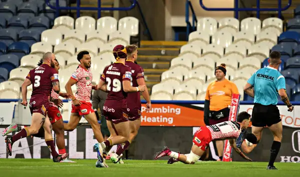 Leoparlar 'dan David Armstrong, 29 Mayıs 2025' te Birleşik Krallık 'ın Huddersfield Stadyumu' nda oynanan 13. Betfred Süper Lig karşılaşmasında Huddersfield Giants - Leigh Leopards maçında ilk denemesini yaptı.