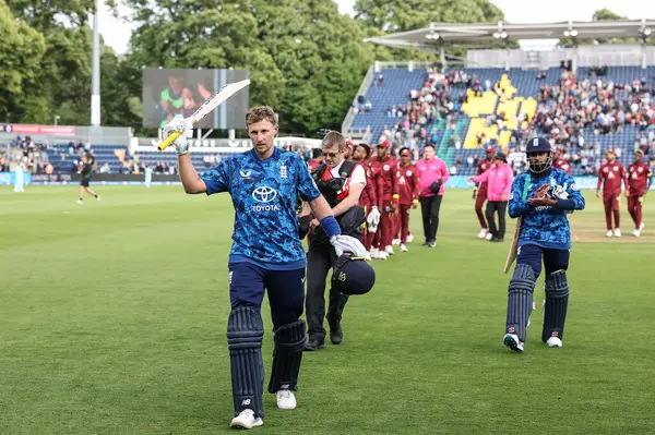 İngiltere 'den Joe Root, 1 Haziran 2025' te Sophia Gardens Cricket Ground, Cardiff, İngiltere 'de oynanan 2.