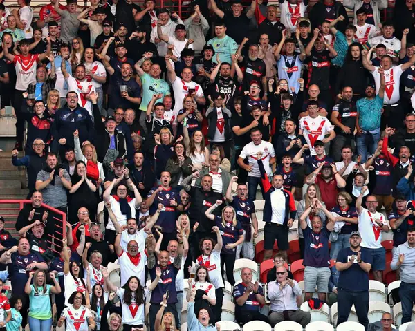 St. Helens taraftarları, 30 Mayıs 2025 'te İngiltere' nin Hull kenti üzerinde Kingston 'da oynanan Sewell Group Craven Park' ta oynanan Betfred Süper Lig 13. Maçı 'nda St. Helens' in attığı sayıyı kutluyor.