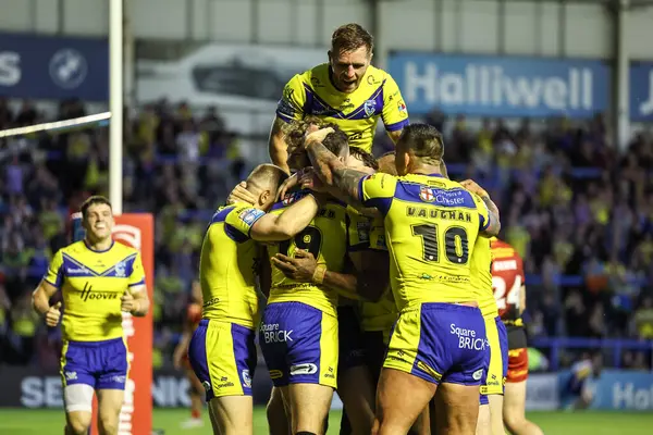 Warrington Wolves 'tan Stefan Ratchford, 30 Mayıs 2025' te İngiltere 'nin Warrington kentinde oynanan 13. Betfred Süper Lig karşılaşmasında Warrington Wolves Castleford Tigers' a karşı oynadığı oyunu kutluyor.