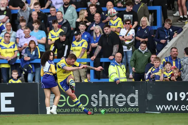 Warrington Wolves takımından Marc Sneyd, 30 Mayıs 2025 'te İngiltere' nin Warrington şehrinde oynanan 13. Betfred Süper Lig karşılaşmasında gol atmak için Castleford Tigers 'a karşı Warrington Wolves maçına çıktı.