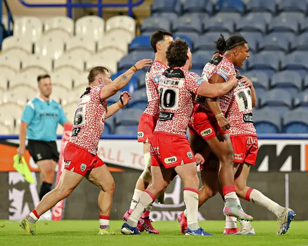 Leigh Leoparları 'ndan Frankie Halton' ın 29 Mayıs 2025 'te John Smith Stadyumu' nda oynanan 13. Huddersfield Giants - Leigh Leoparları maçında attığı golü kutlayalım.