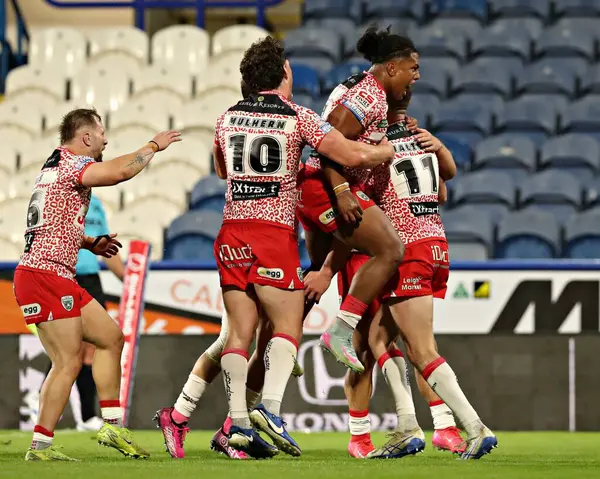 Leigh Leoparları 'ndan Frankie Halton' ın 29 Mayıs 2025 'te John Smith Stadyumu' nda oynanan 13. Huddersfield Giants - Leigh Leoparları maçında attığı golü kutlayalım.