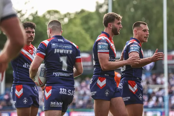Wakefield Trinity 'den Max Jowitt, 31 Mayıs 2025' te Birleşik Krallık 'ın Leeds Stadyumu' nda oynanan Betfred Süper Lig 13. Raundunda Leeds Gergedan-Wakefield Trinity karşılaşmasını kutluyor.